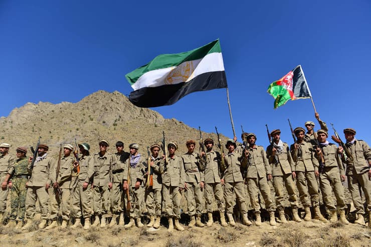 מורדים שנלחמים נגד ה טליבאן ב עמק פנג'שיר אפגניסטן 