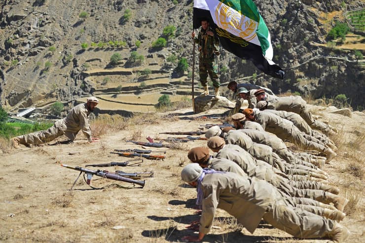 מורדים שנלחמים נגד ה טליבאן ב עמק פנג'שיר אפגניסטן 