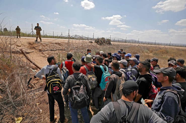 כוחות צה"ל בודקים את העובדים הפלסטינים אשר חוזרים לביתם סמוך בפר מוקיבלה סמוך לג'נין