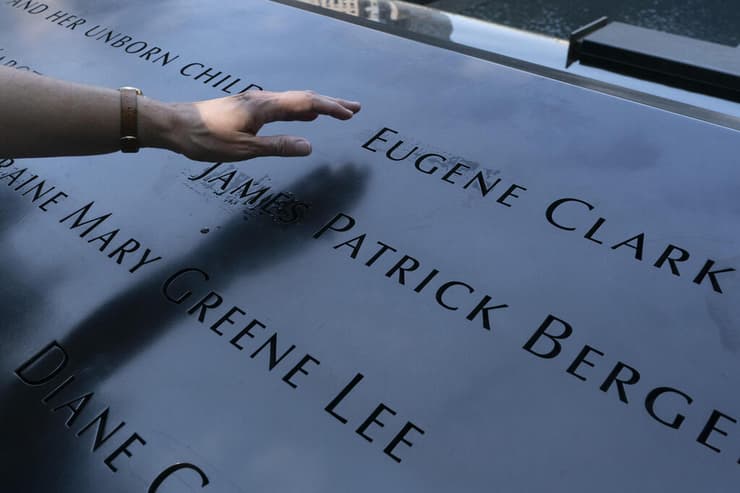 דזירה באנדרטה ל-11 בספטמבר, ליד שמו של ברגר, שהציל את חייה