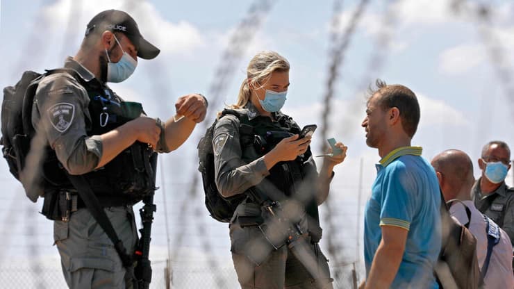עובדים פלסטינים חוצים את הגדר סמוך לג'נין