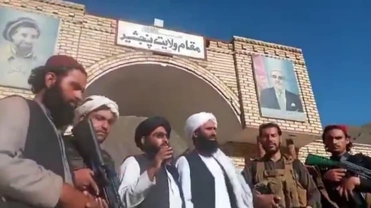 אנשי טליבאן מחוץ ללשכת מושל מחוז פנג'שיר אפגניסטן