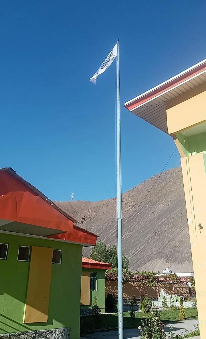 דגל ה טליבאן מחוץ למשרד של מושל מחוז פנג'שיר אפגניסטן