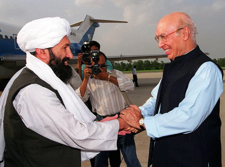 מולא מוחמד חסן אחונד (שמאל) בתמונה ישנה מ-1999 עם שר חוץ פקיסטני. אחונד כיהן אז כבכיר שלטון טליבאן הטליבאן ב אפגניסטן וכעת מונה שוב ל ראש ממשלה שלה 