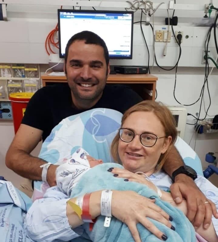  אנה וגיא מסיקה עם בנם השלישי במרכז הרפואי ברזילי