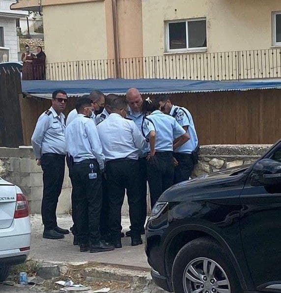 שוטרים בחיפושים ליד מסגד בכפר נאעורה