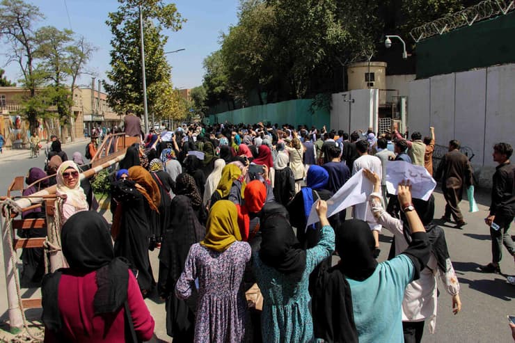 לוחמי טליבאן מאבטחים הפגנה של נשים נגד הארגון ונגד פקיסטן ב קאבול אפגניסטן