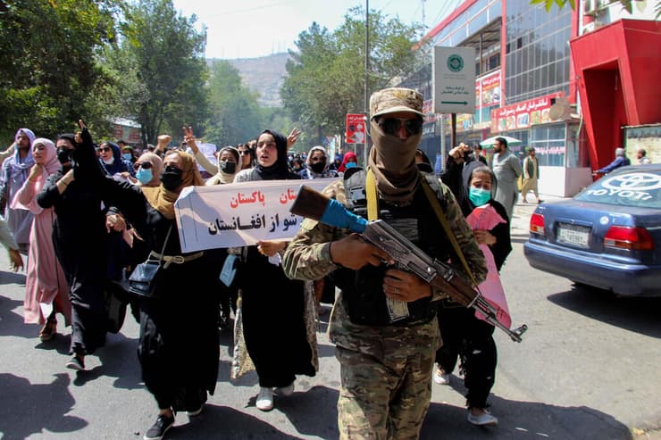 לוחמי טליבאן מאבטחים הפגנה של נשים נגד הארגון ונגד פקיסטן ב קאבול אפגניסטן