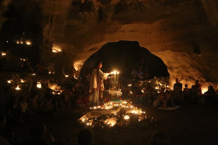 טקס קבלת תינוק לעולם במערה באזור בית גוברין של הקהילה השמאנית