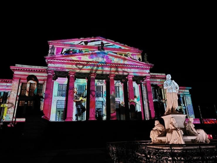 בית הקונצרטים בכיכר ז'נדארמנמארקט ובמרכז פסלו של המשורר שילר
