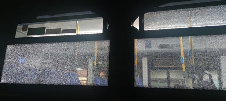 נהג אגד תעבורה באזור ירושלים הותקף- נוסעים שברו בקבוק על ראשו ונפצו את שמשות האוטובוס