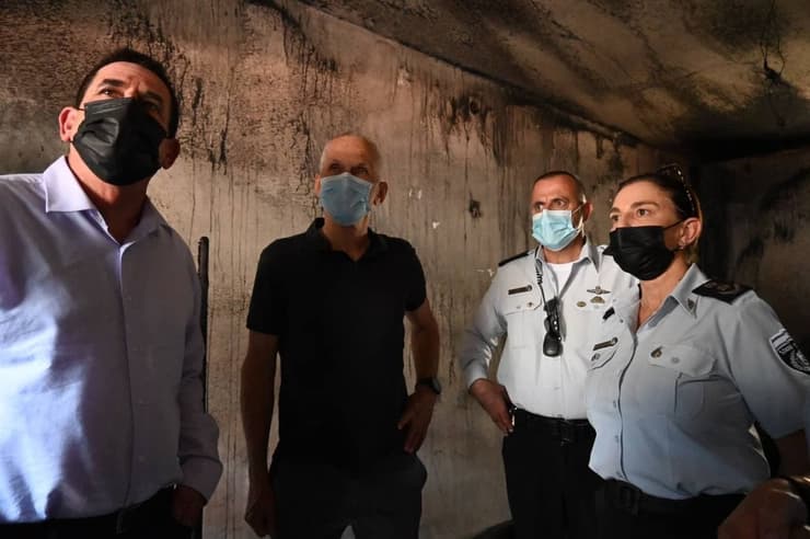 עמר בר לב בסיור בכלא קציעות עם קטי פרי ויואב סגלוביץ'