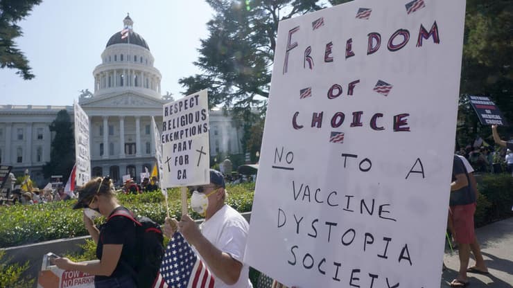 הפגנת מתנגדי חיסונים בקליפורניה