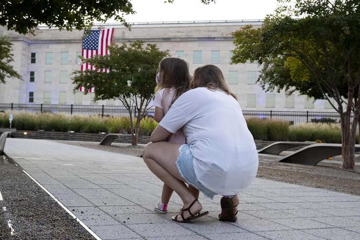 ארה"ב 11 בספטמבר טקסי זיכרון אשלי ברנדט שאביה נהרג בפנטגון מחבקת את בתה בת ה-3 טליה