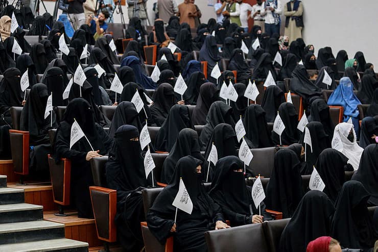 אפגניסטן תומכות טליבאן מאזינות ל נאומי נשים לפני הפגנה שלהן בעד ה טליבאן קאבול אוניברסיטה