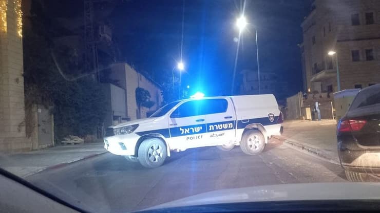 ניידת משטרה בזירת הירי ליד ביתו של ג'מאל חכרוש