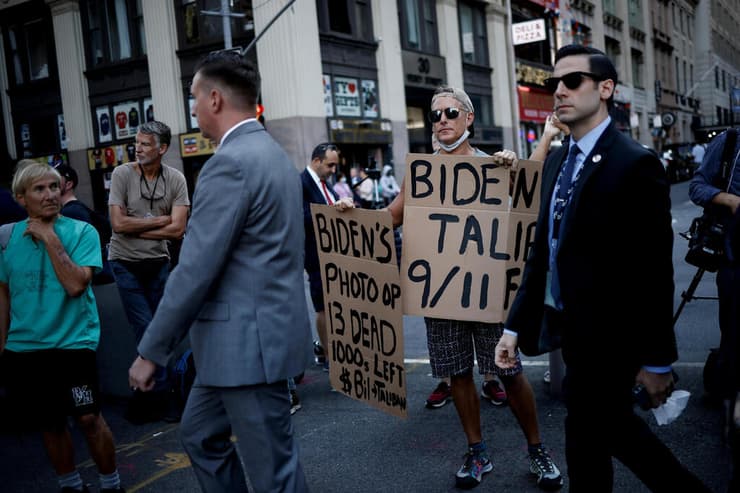 ארה"ב 11 בספטמבר טקס זיכרון ניו יורק מפגינים נגד נשיא ג'ו ביידן על הרג החיילים האמריקנים ב אפגניסטן לפני הנסיגה