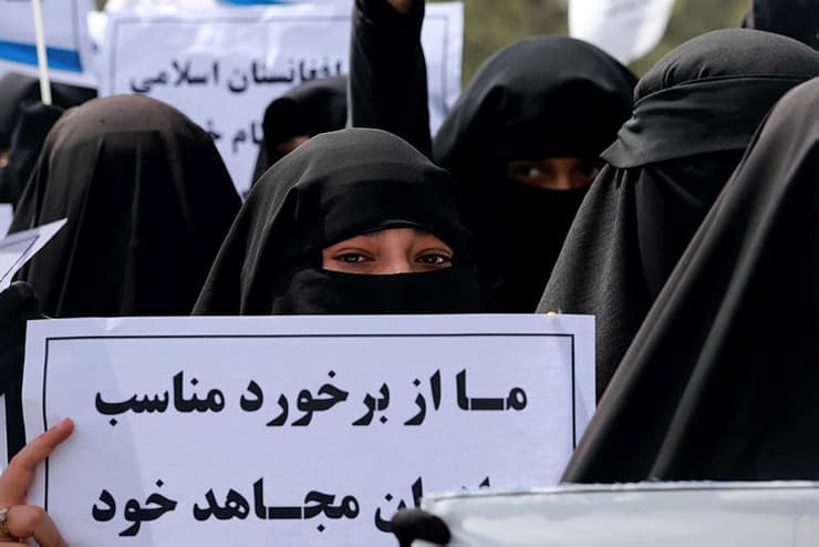 אפגניסטן מפגינות בעד ה טליבאן ליד אוניברסיטה ב קאבול