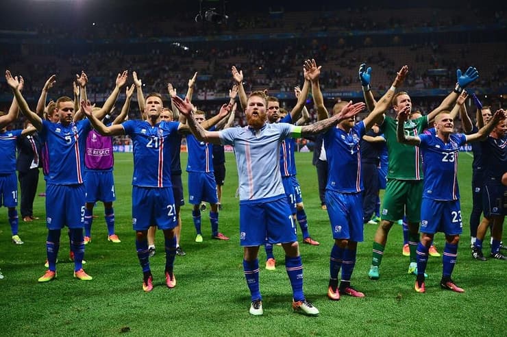 נבחרת איסלנד חוגגת עם הקהל לאחר הניצחון על אנגליה ביורו 2016