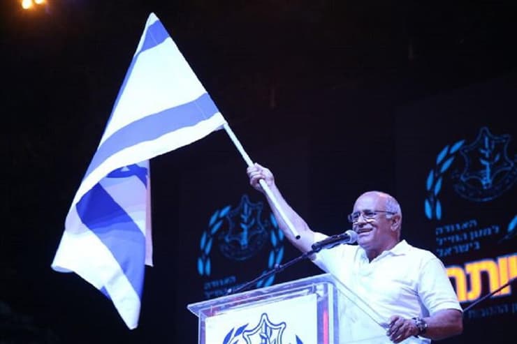 אביגדור קהלני מניף דגל ישראל