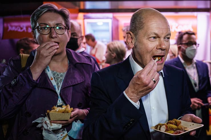 גרמניה עימות בחירות אולף שולץ אוכל נקניקייה בסוף העימות