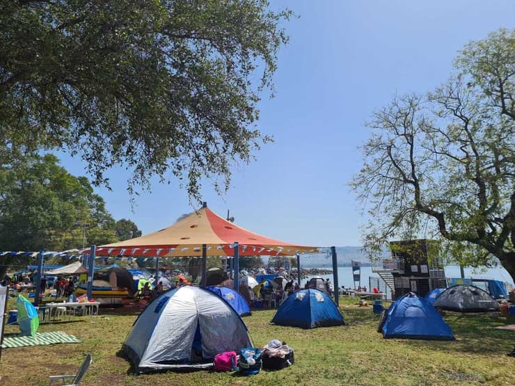 אוהלים פרטיים בחוף מפרץ אמנון