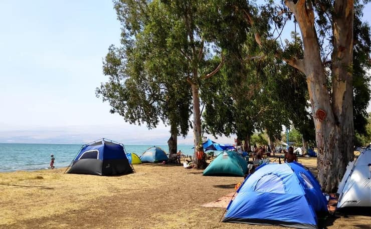 קמפינג באוהלים פרטיים בחוף צאלון בכינרת
