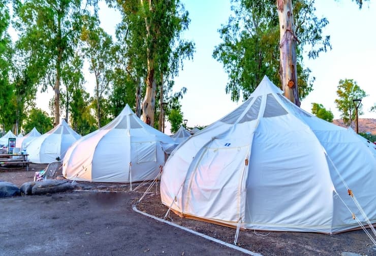 אוהלים ממוזגים בחוף דוגה