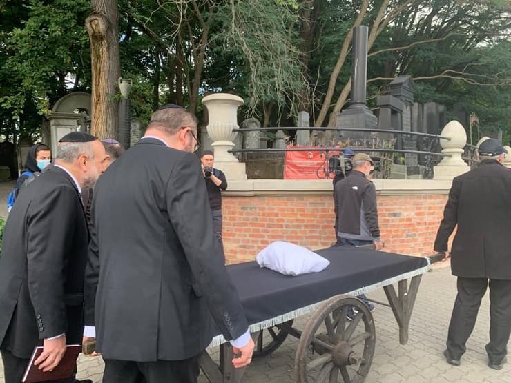 פולין: עצמות נספים מגטו ורשה התגלו בעבודות אינסטלציה - והובאו לקבורה