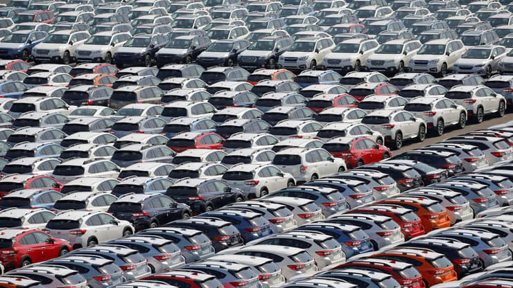 מכוניות של סובארו מחכות לייצוא במפעל ביפן