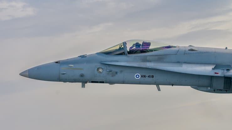 טייס F18 פיני נפרד לשלום