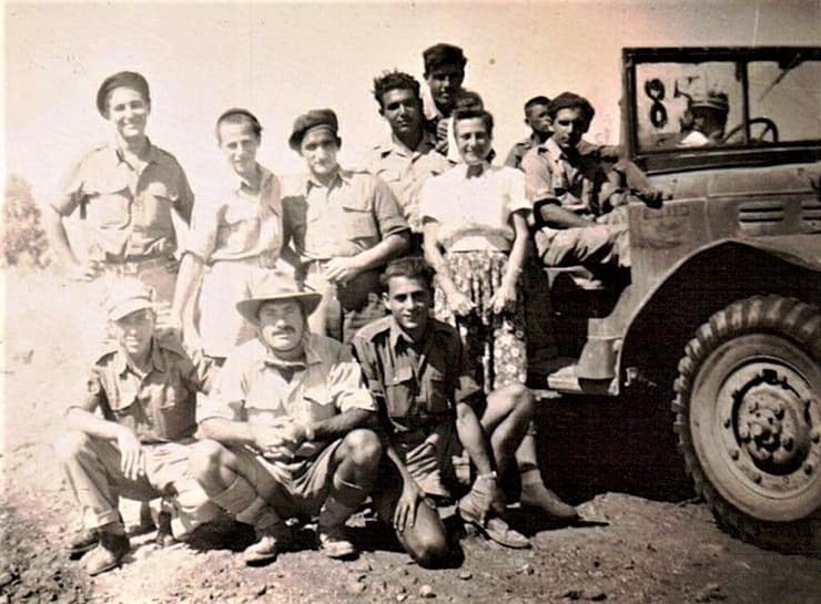 לוחמים מהמחלקה הדתית שהשתתפה בקרב על חיפה - רבי מסערט וויז'יניץ, (שלישי משמאל, עם כובע ברט) ואביו של חגי הוברמן  (מאחורי הבחורה)