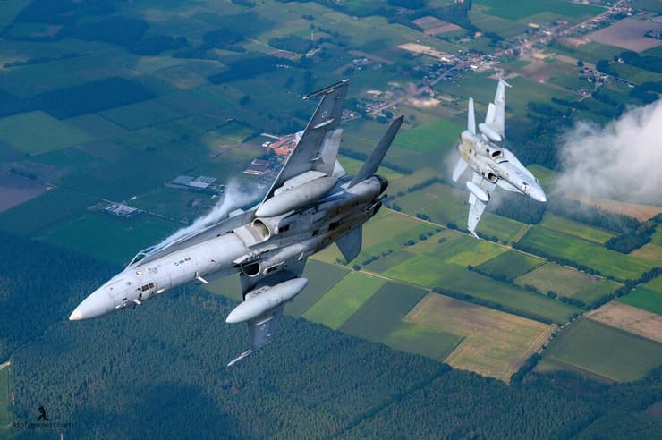 זוג F18 בתמרוני שופוני נוסח פינלנד