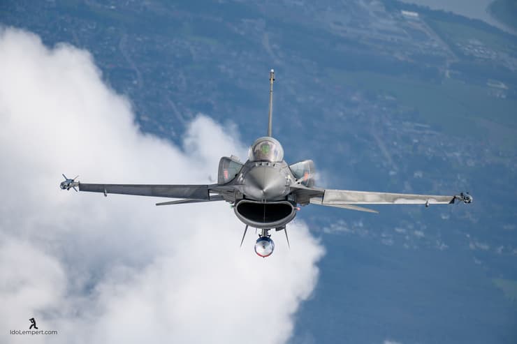 F16 בטיסה מהירה היישר אלינו