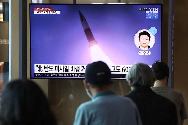צופים ב סיאול דרום קוריאה ב שיגור טיל ב צפון קוריאה ארכיון
