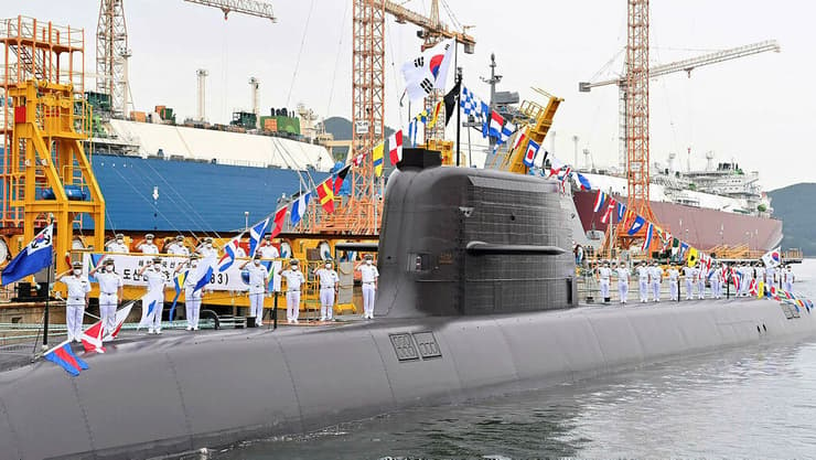 צוללת דיזל שפיתחה דרום קוריאה ממנה שוגר טיל בליסטי הצוללת מכונה על שם פעיל העצמאות הדרום קוריאני אן צ'נגהו