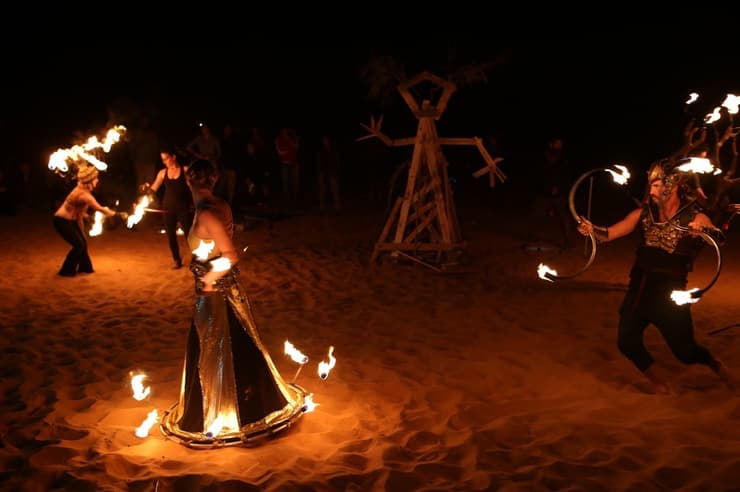 ריקוד האש לקראת שריפת איש העץ במידברן, הגרסה הישראלית לפסטיבל ברנינג-מן