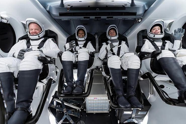 ארבעת חברי הצוות בהכנות בחללית