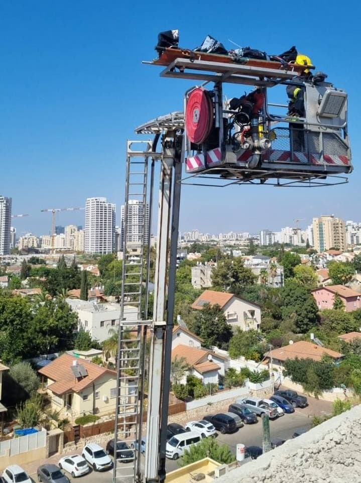 פעולות החילוץ שבוצעו בעזרת מנוף לאחר התאונה 