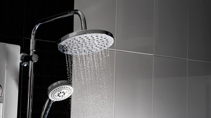 ראש מקלחת גדול, שהפך לסמל סטטוס, מבזבז הרבה יותר מים מראש מקלחת סטנדרטי