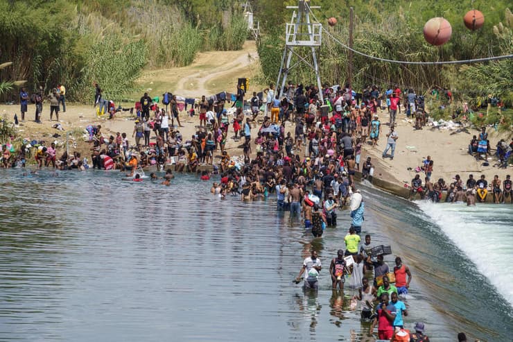 מהגר מהגרים חוצים את נהר ריו גרנדה ב גבול ארה"ב מקסיקו אל או מ עיירת גבול ב טקסס דל-ריו שם הם שוכנים מתחת לגשר