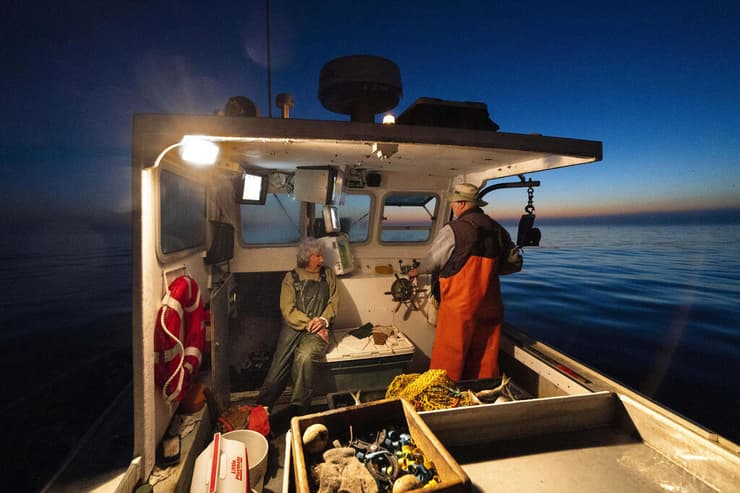 וירג'יניה אוליבר דייגת לובסטרים בת 101 ב סירת דיג ב מיין ארה"ב
