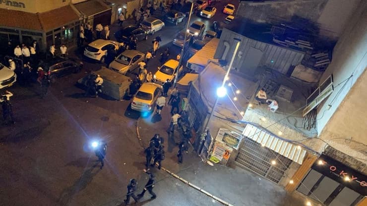 סוכה מסכנת חיים פורקה אתמול בירושלים וגרמה לעימותים אלימים בין שוטרים לחרדים