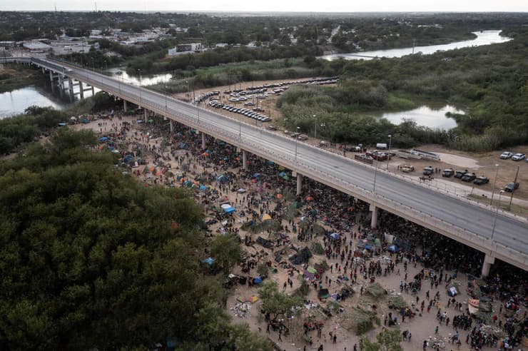 אלפי מהגרים רובם מ האיטי מתחת ל גשר דל-ריו ב טקסס ב גבול ארה"ב מקסיקו