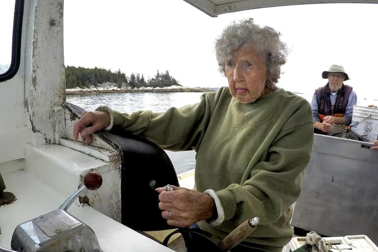 וירג'יניה אוליבר דייגת לובסטרים בת 101 ב סירת דיג ב מיין ארה"ב