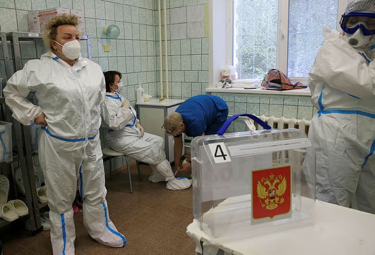 עוזרים לחולי קורונה להצביע בחירות ב רוסיה העיר טבר