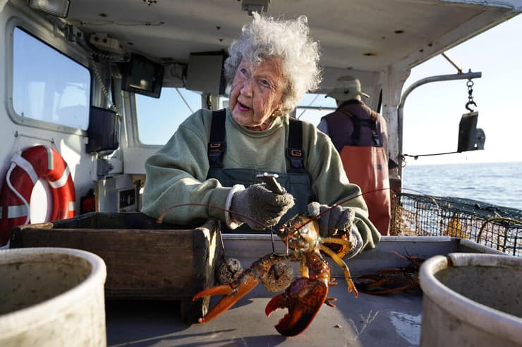 וירג'יניה אוליבר דייגת לובסטר לובסטרים בת 101 ב סירת דיג ב מיין ארה"ב