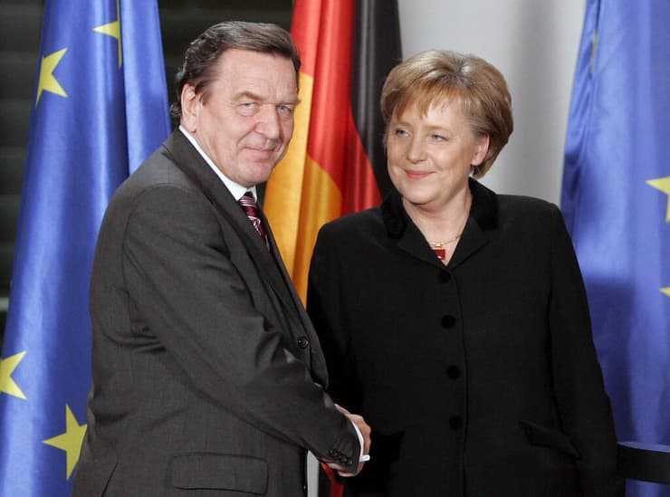 קנצלרית גרמניה אנגלה מרקל מקבלת את השלטון בטקס מ גרהרד שרודר ב 2005