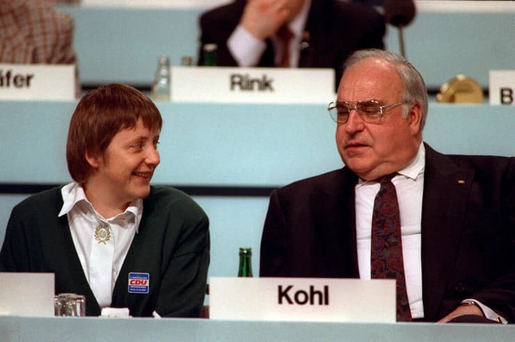 קנצלרית גרמניה אנגלה מרקל ב 1991 עם הקנצלר דאז הלמוט קוהל