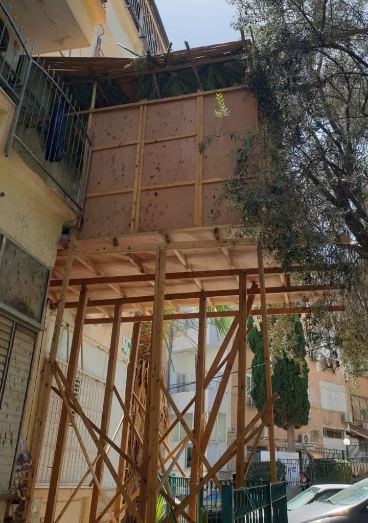 סוכה מסוכנת שנבנתה בחיפה פורקה